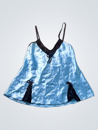 Blaue Satin-Camisole mit schwarzer Spitzenborte
