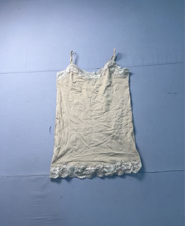 Beiger Slip-Kleid mit Spitzenbesatz