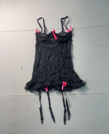 Schwarzes Spitzen-Babydoll mit Strapshaltern