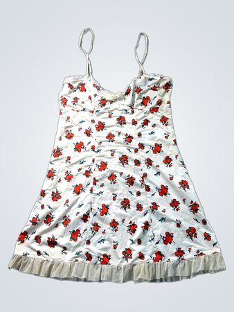Weißes Slip-Kleid mit rotem Blumenmuster