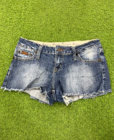 Denim-Shorts mit besticktem „LOVE“-Aufnäher