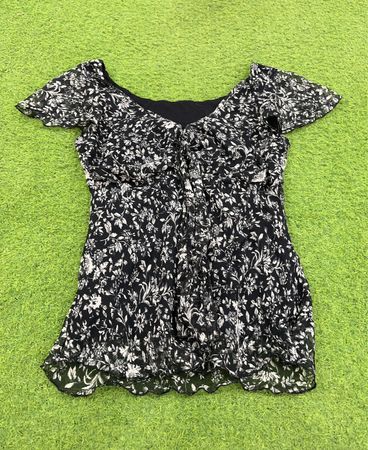 Schwarzes geblümtes Kleid