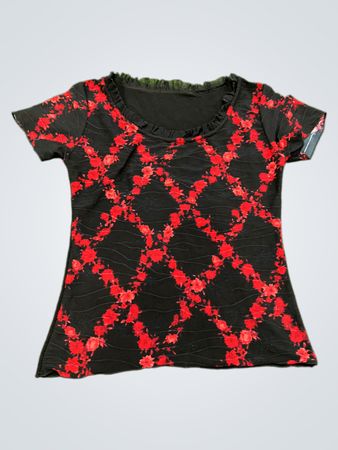 Schwarzes T-Shirt mit rotem Blumenmuster