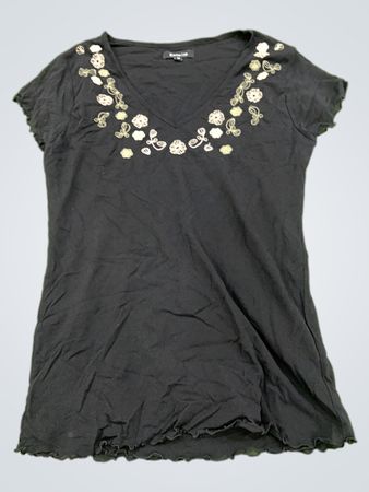 Estelle Black V-Ausschnitt T-Shirt mit Blumenstickerei