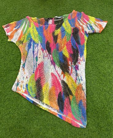Deb Damen T-Shirt mit buntem Federn-Print und asymmetrischem Schnitt