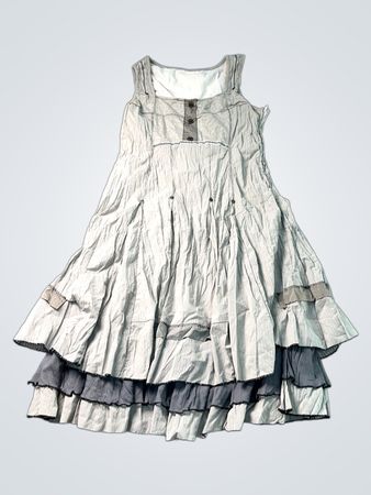 Graues Kleid mit Rüschen und Korsett-Detail am Rücken