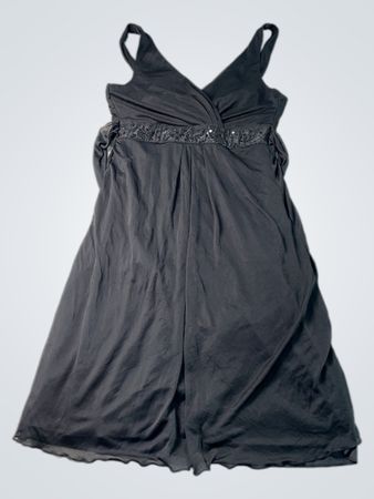 Schwarzes ärmelloses Kleid mit verziertem Taillenbund