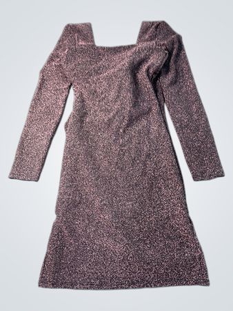 Gerüschtes Kleid mit langen Ärmeln