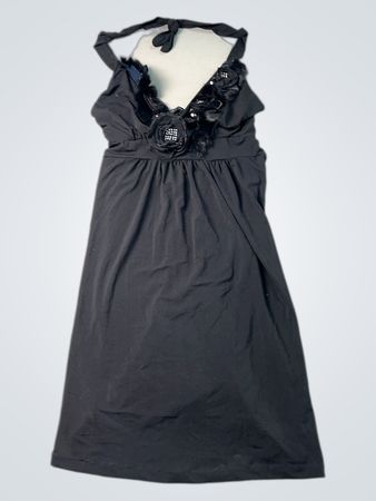 Schwarzes Neckholderkleid mit verziertem Ausschnitt