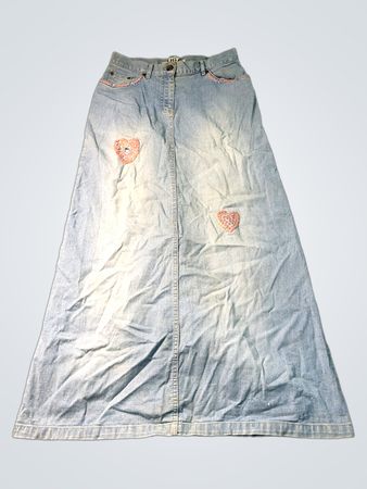 Hellblaue Denim-Maxirock mit Herzapplikationen