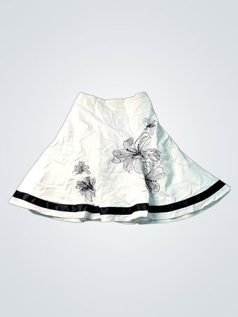 Weißer A-Linien-Rock mit Blumenmuster und schwarzem Satinband-Besatz