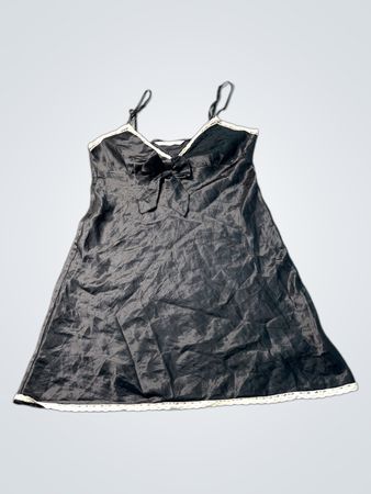 Sassense Schwarzes Satin-Nachtkleid mit weißer Spitzenverzierung