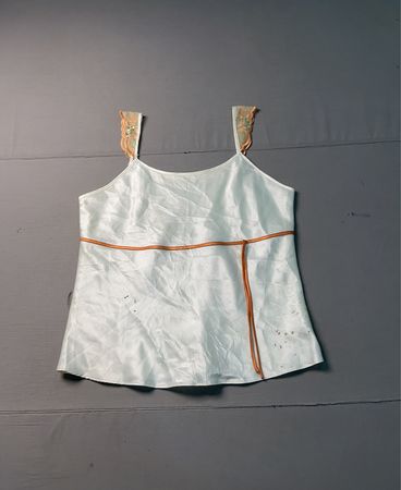 Weiße Satin-Camisole mit orangefarbenen Rändern und bestickten Trägern