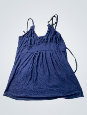 Blaues Tanktop mit verzierten Trägern