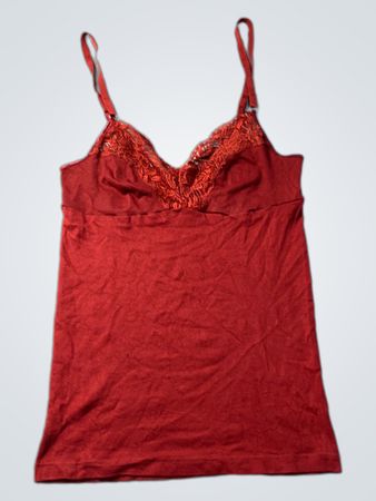 Rotes Trägershirt mit Spitzenbesatz
