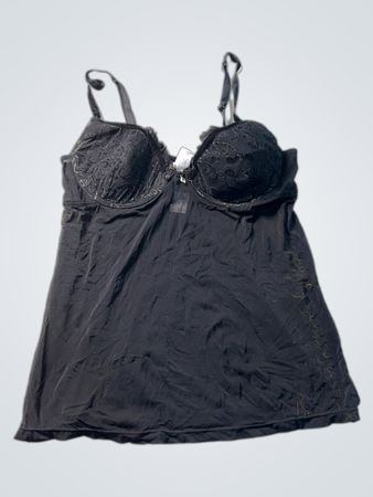 Camisola preta com acabamento em renda