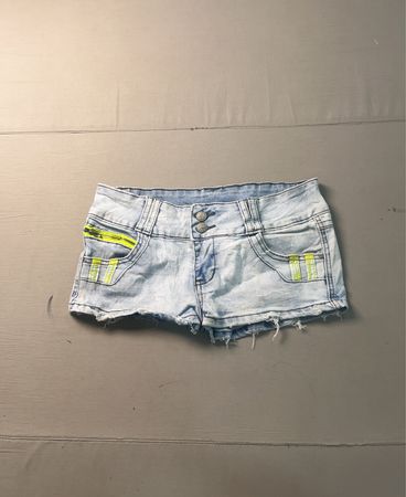 Hellblau gewaschene Denim-Shorts mit gelbem Reißverschlussdetail