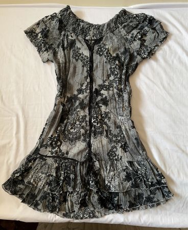 Graues und schwarzes Blumenkleid