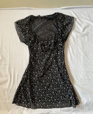 Schwarzes Kleid mit Blumenmuster
