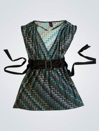 XOXO Damenkleid mit Chevron‑Muster und V‑Ausschnitt