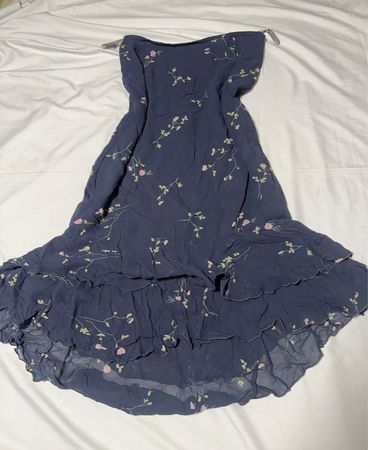 Jacqui E Navy Floral Ruffle Kleid
