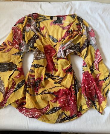 Veducci Damenshirt mit gelbem Blumenmuster, V-Ausschnitt und Glockenärmeln