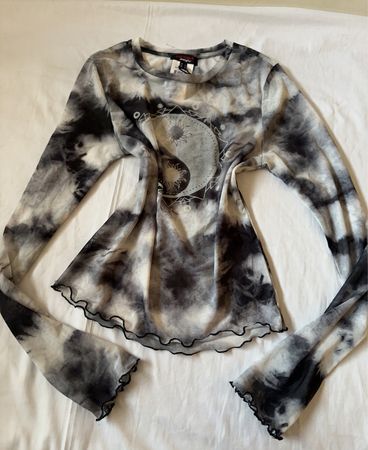 DON'TCALLME Jennifer Tie-Dye Mesh Langarmtop mit Yin-Yang-Grafik
