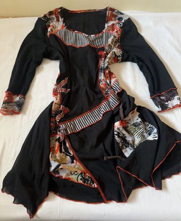Schwarzes Kleid mit gemusterten Einsätzen
