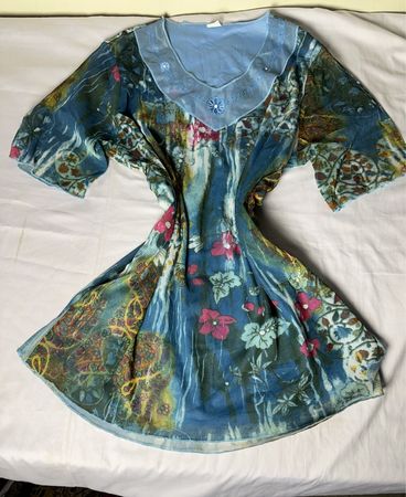 Blaue Tunika mit Blumenmuster