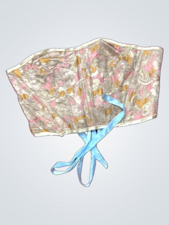 verziertes Stoffkleidungsstück mit blauen Bändern