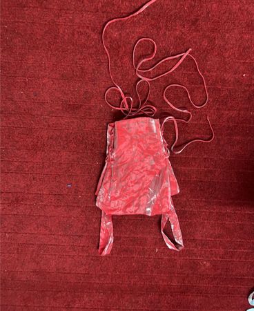 Rote Tasche mit Schnur
