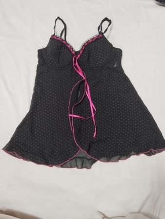 Schwarzes Babydoll mit pinken Punkten und pinkem Saum