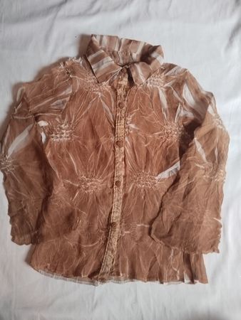 Braune gerüschte Bluse mit weißem Blumenmuster