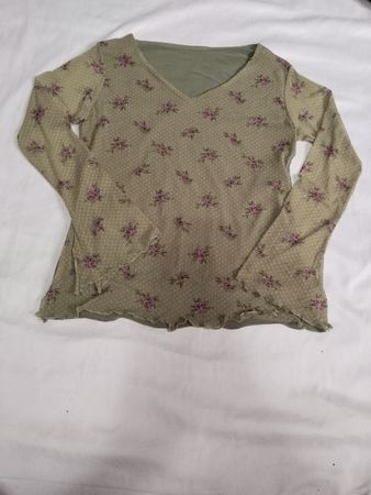 Grünes langärmliges Blumenshirt