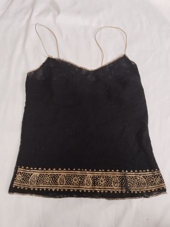 Schwarzes Trägertop mit goldenen Akzenten und Paisleymuster