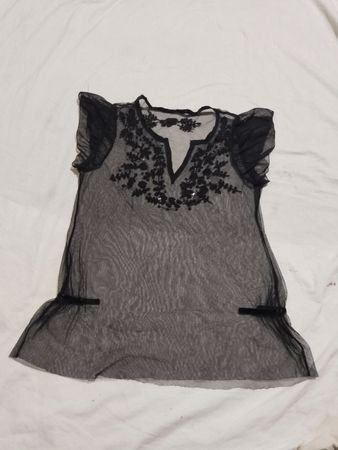 Schwarzes transparentes Top mit floralem Stickerei