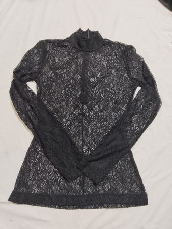 Schwarzes Spitzenoberteil mit Mock Neck und langen Ärmeln