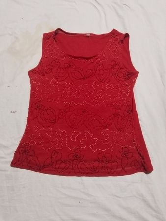 Rotes ärmelloses Oberteil mit besticktem Blumenmuster