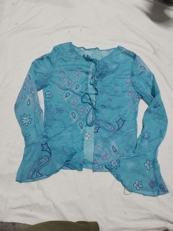 Blauer Paisleymuster-Top mit Glockenärmeln