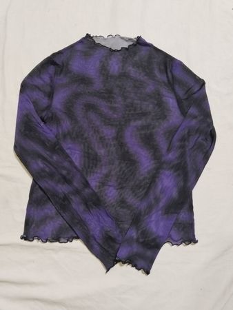 Lila und schwarze Batik-Netz-Langarmbluse mit Rüschensaum