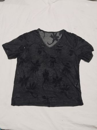 Durchsichtigen schwarzen V-Ausschnitt T-Shirt mit floralem Muster