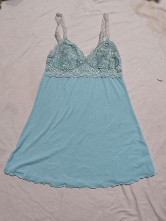 Hellblaues Babydoll mit Spitzenbesatz