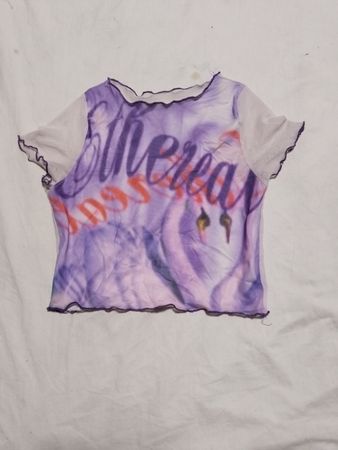 Durchsichtiger Mesh-Top mit lila und pinkfarbigem Grafik