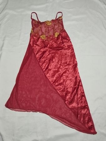 Rotes Nachthemd mit Spitze und durchscheinendem Rock