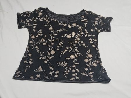Schwarzes T-Shirt mit floralem Muster