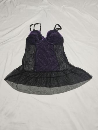 Lila und schwarze Spitzen-Babydoll-Unterwäsche