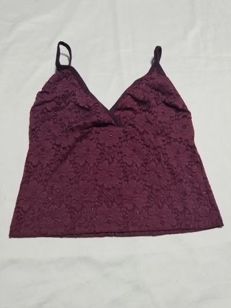 Violette Spitzen-Camisole mit dem Etikett '100% RAYON MADE IN INDIA'