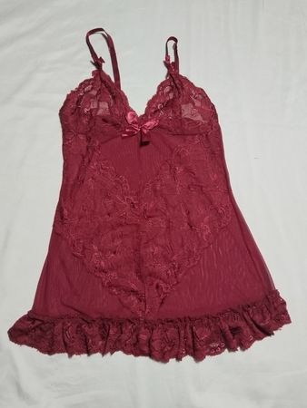 Burgunder Spitzen-Babydoll mit Rüschensaum