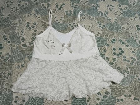 Weiße Spitzen-Camisole mit Schleifendetail