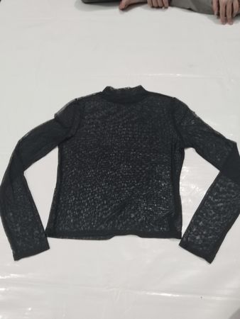 Schwarzes Mesh-Longsleeve-Oberteil mit dezentem Herzenmuster